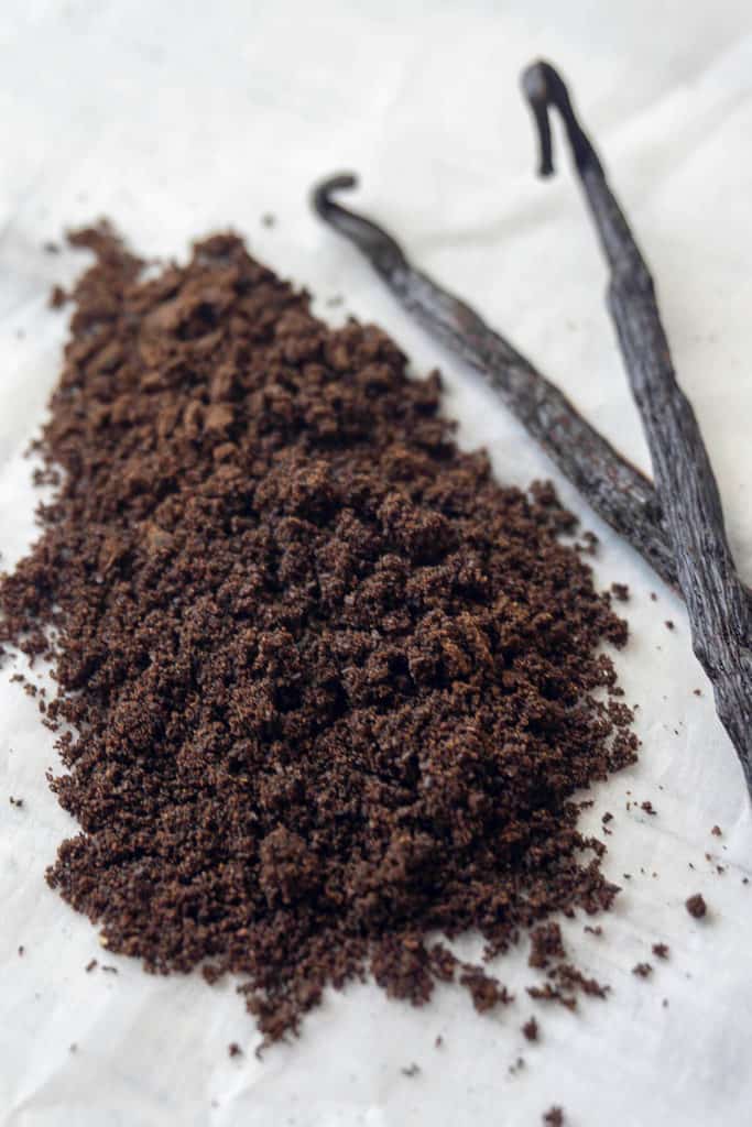 How to Make Vanilla Powder. Pure, unadulterated vanilla bean powder made by grinding dried vanilla beans. Stronger and more potent than vanilla extract, it gives a rich, robust vanilla flavor. Cook's Illustrated testers were unanimous in their preference for vanilla powder over vanilla extract in baked goods.