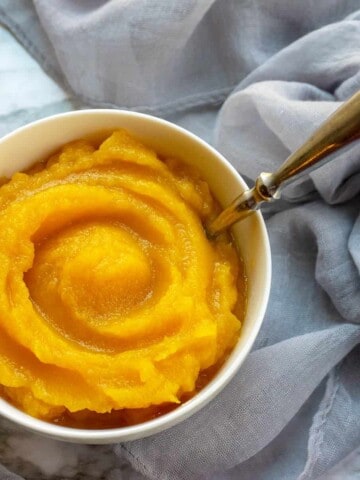 How to make the best Homemade Pumpkin Puree with deep, sweet pumpkin-y flavor and a velvety smooth texture. So easy and delicious! A surprise ingredient! #pumpkin #pumpkinpie #pumpkinrecipes #desserts #pumpkindessert #dessertrecipes #thanksgivingrecipes