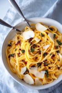 Creamy Butternut Squash Pasta with Bacon and Crispy Sage - the ultimate bowl of comfort to keep you cozy all winter long. Quick, easy, and on the table in under 30 minutes, it’s perfect for a weeknight dinner. #butternutsquash #butternutsquashrecipes #pasta #pastafoodrecipes #recipesfordinner #recipeseasyfast #easy #easydinner #easydinnerrecipes #easydinnerideas