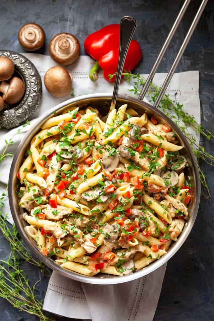 Creamy Red Pepper and Mushroom Chicken Pasta - pasta in a creamy, garlicky sauce with slices of juicy chicken, mushrooms, and red peppers. A quick and easy pasta dish full of amazing flavor. Ready in under 30 minutes. #pasta #easy #recipe #dinner #quick #creamy #mushroom #chicken #under30minutes