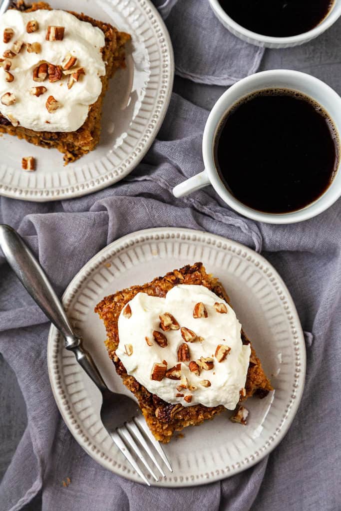 The BEST pumpkin crunch cake recipe you'll find! The perfect pumpkin fall dessert that takes minutes to put together! #pumpkin #crunch #cake #easy #quick #recipe #fall #dessert #thanksgiving #mix #video #best