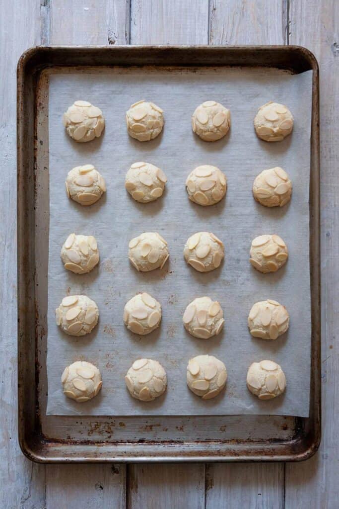 almond macaroons with almond slices
